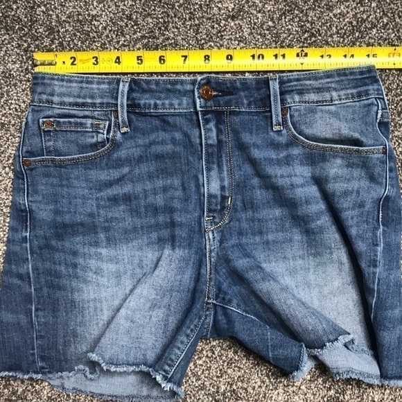 Levi High-Rise Raw Hem Shorts Waist 28 - Picture 3 of 11